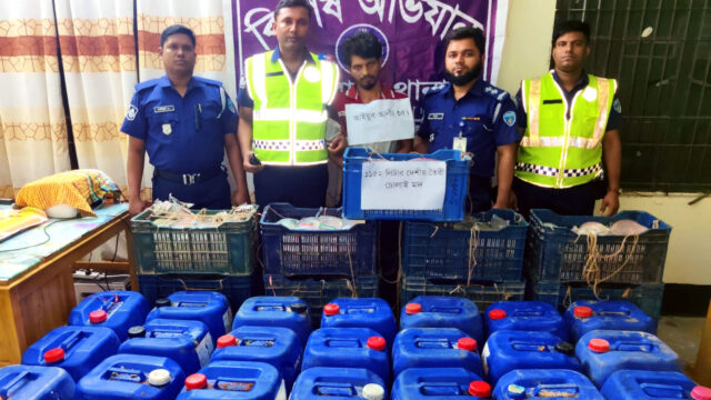 বিপুল চোলাই মদের চালানসহ মাদক কারবারী আটক