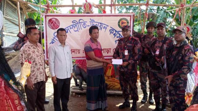 পূজা মন্ডপে যামিনীপাড়া জোন কমান্ডা‌র অনুদান প্রদান