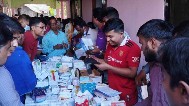 দুর্গাপূজা উপলক্ষে বিনামূল্যে চিকিৎসা ও ঔষধ বিতরণ