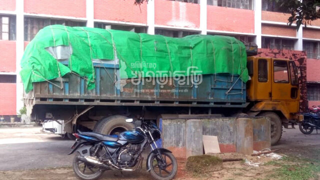 পাচারকালে মাটিরাঙ্গায় চাল ভর্তি ট্রাকসহ আটক দুই