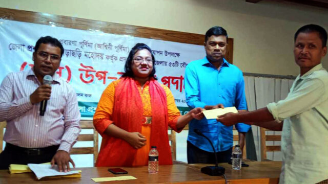 রামগড়ে ৫৩ বৌদ্ধ বিহারে ডিসির প্রবারণা পুর্ণিমার উপহার বিতরণ