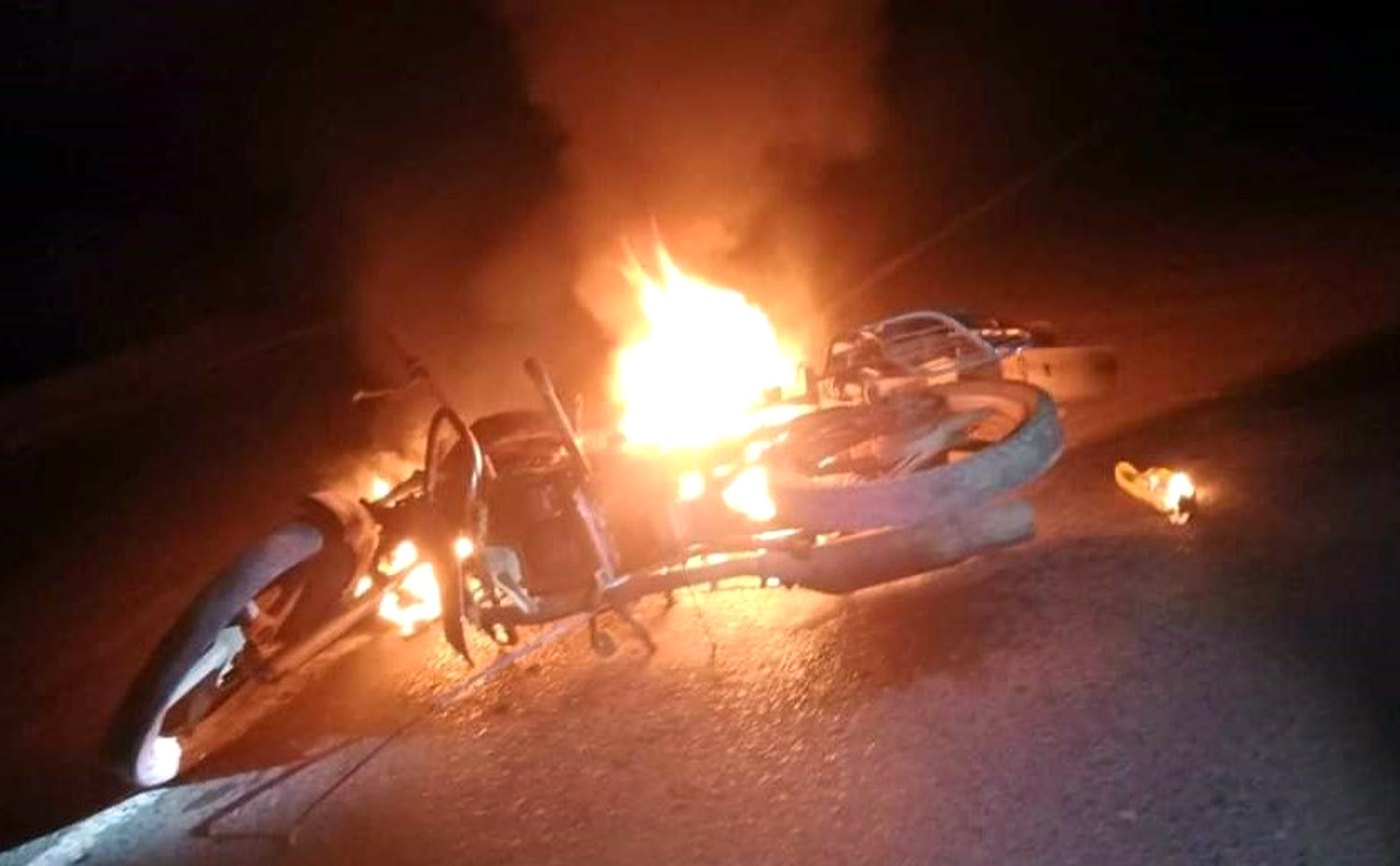 গভীর রাতে ছাত্রলীগ নেতার মোটর সাইকেলে আগুন