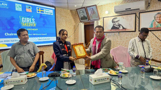 এক ঘন্টার পরিষদের চেয়ারম্যান শিক্ষার্থী মোহনা ত্রিপুরা