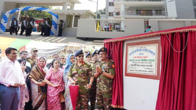 যশোর এরিয়া পরিদর্শন করেছেন সেনাবাহিনী প্রধান