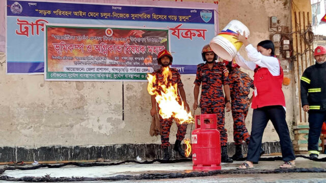 অগ্নিকান্ড,সড়ক দূর্ঘটনায় উদ্ধার ও চিকিৎসায় খাগড়াছড়িতে মহড়া