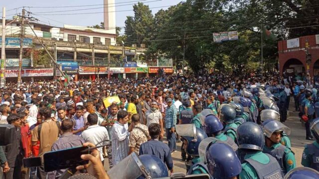 আরামবাগে জামায়াত-পুলিশ মুখোমুখি