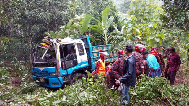 বান্দরবানে ট্রাক খাদে পড়ে নিহত এক