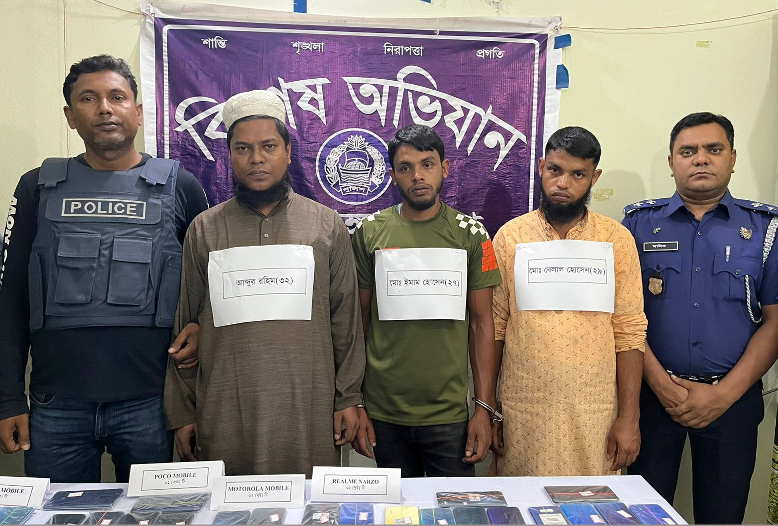 বিপুল ভারতীয় অ্যান্ড্রয়েড মোবাইলসহ মা‌টিরাঙ্গায় ৩ জন গ্রেপ্তার