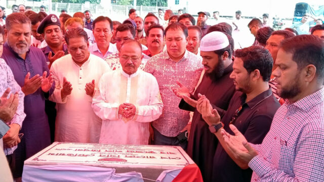 প্রধানমন্ত্রী করছে আর ওরা আগুন দিয়ে পুড়ছে