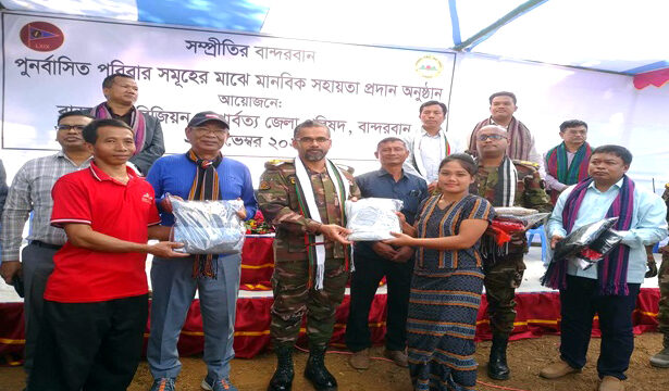 রোয়াংছড়িতে সেনাবাহিনীর মানবিক সহায়তা প্রদান
