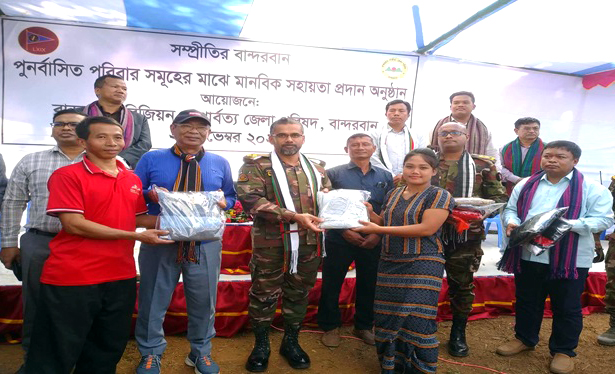 রোয়াংছড়িতে সেনাবাহিনীর মানবিক সহায়তা প্রদান