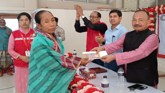 দীঘিনালায় ২ শতাধিক পরিবারকে রেড ক্রিসেন্ট’র অনুদান বিতরণ