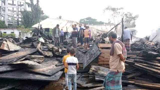 অগ্নিকাণ্ডে ভেঙ্গে গেলো ব্যবসায়ীদের স্বপ্ন