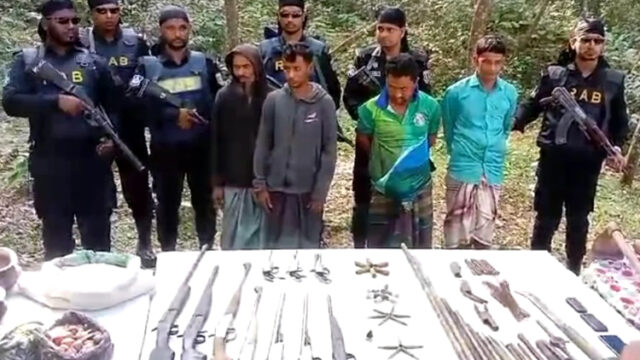 পাহাড়ে অস্ত্র কারখানার সন্ধান,আটক ৪