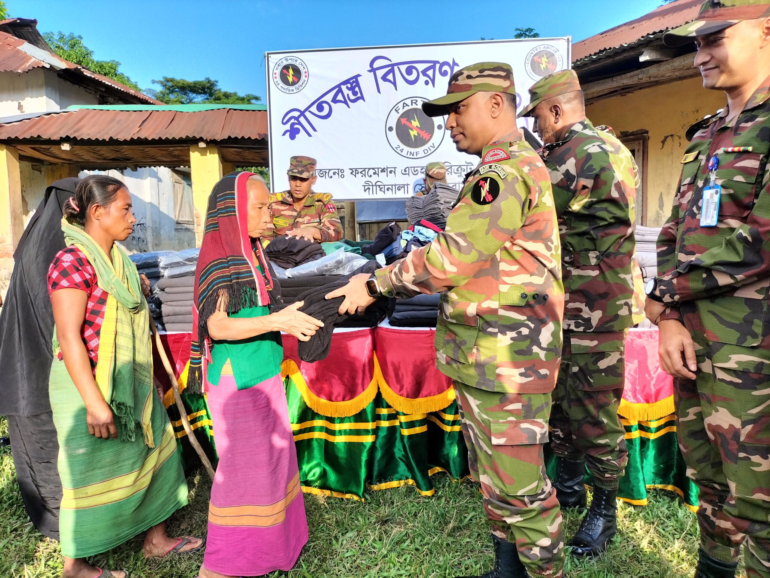 দীঘিনালায় সেনাবাহিনীর শীতবস্ত্র বিতরণ