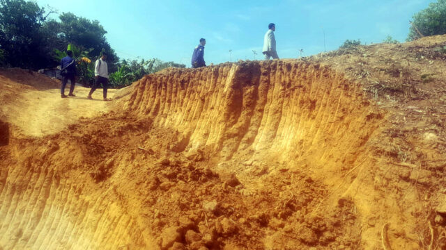 পাহাড় ধ্বংসে খাগড়াছড়িতে প্রভাবশালীরা