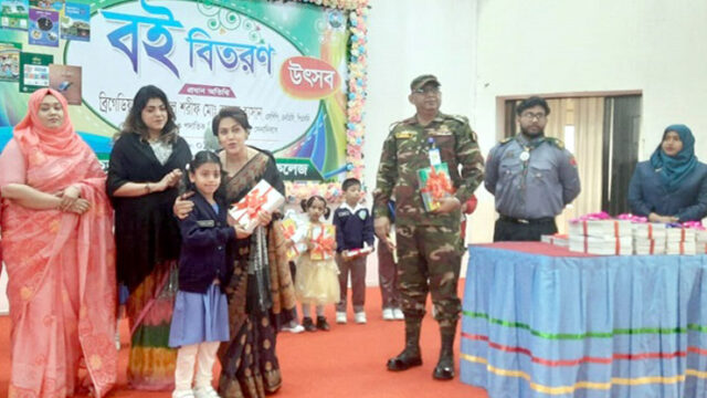 শিক্ষার্থীদের নতুন বই এর উচ্ছ্বাস