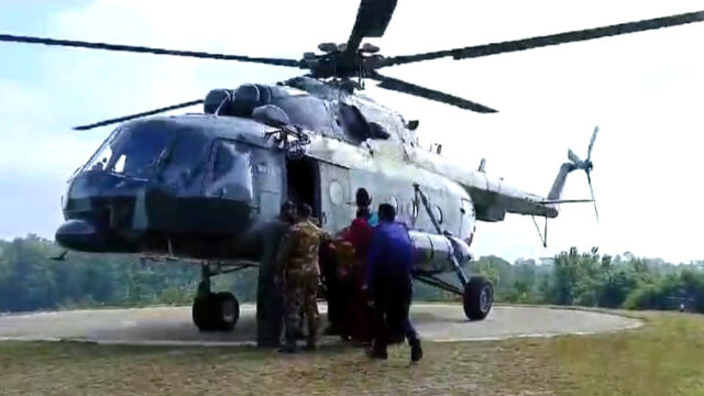 দু’কেন্দ্রে হেলিকপ্টারে নির্বাচনী সরঞ্জামাদি ও লোকবল প্রেরণ