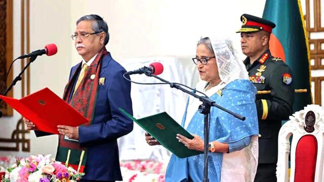প্রধানমন্ত্রীর শপথ নিলেন শেখ হাসিনা
