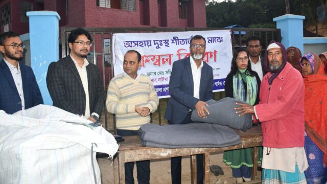 শীতার্তদের খাগড়াছড়ি ডিসি’র শীতবস্ত্র বিতরণ