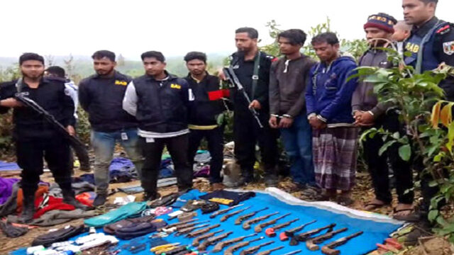 ২২ আগ্নেয়াস্ত্রসহ আরসার ৩ সদস্য আটক