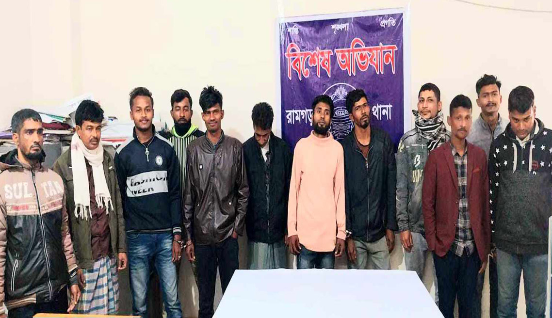 রামগড়ে ১২ জুয়াড়ি আটক