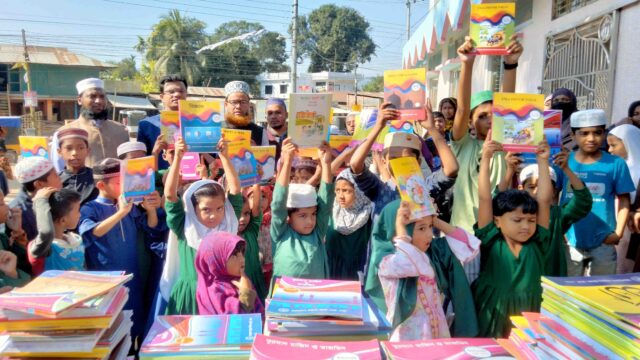 নতুন বই হাতে উচ্ছ্বসিত শিক্ষার্থীরা