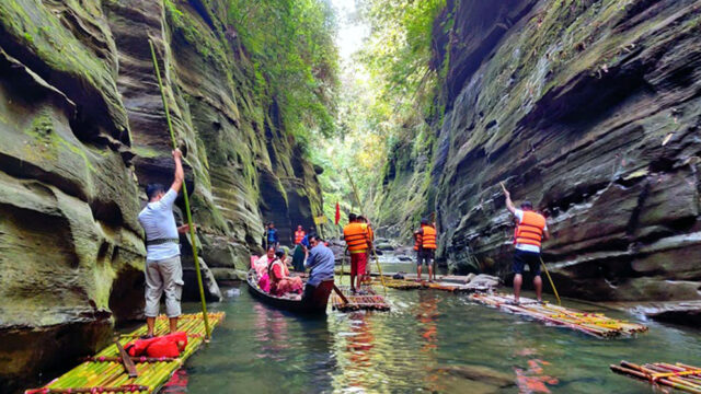 পর্যটকরা যাচ্ছে দেবতাখুমে