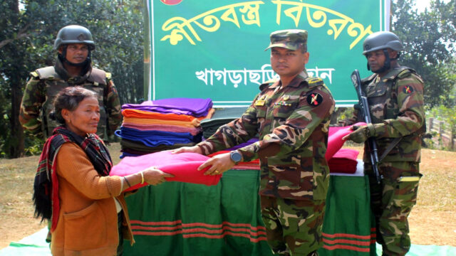 শীতার্তদের সেনা জোনের শীতবস্ত্র বিতরণ