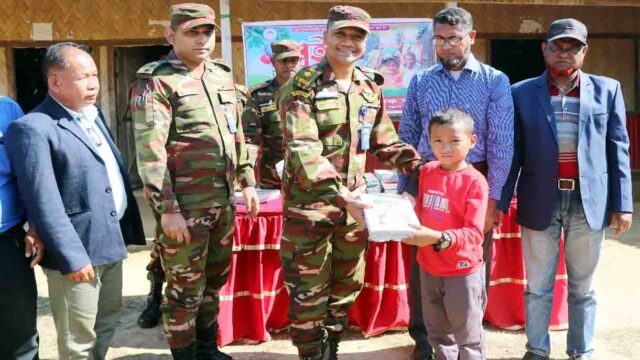 শিক্ষার্থীদের নতুন বই তুলে দিলেন সেনাবাহিনী