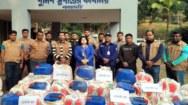 অভিনব কৌশলে পাচারকালে চোলাই মদসহ আটক দুই