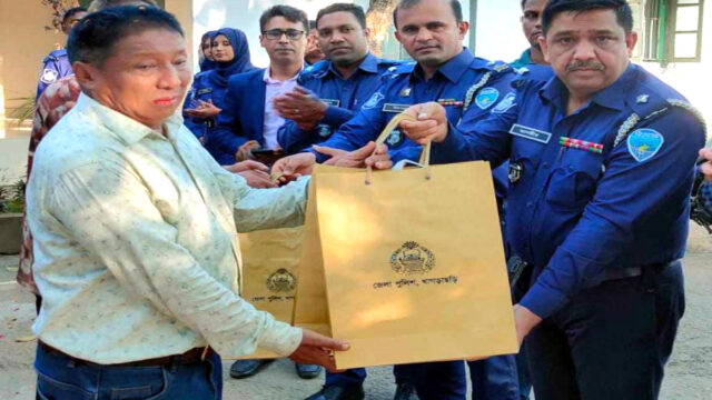 বিদায় দুই পুলিশ কনস্টেবলকে সংবর্ধনা