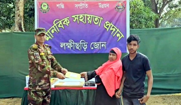 লক্ষ্মীছড়িতে সেনাবাহিনীর মানবিক সহায়তা বিতরণ