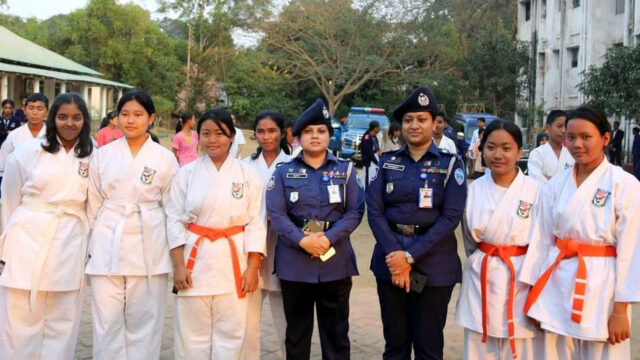 আত্মরক্ষায় শিক্ষার্থীদের কারাতে প্রশিক্ষণ