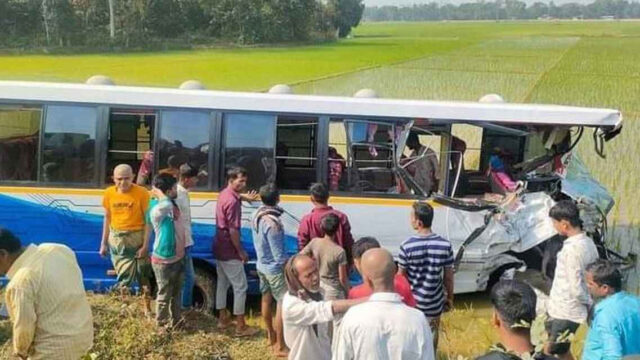 কাভার্ড ভ্যান-বাস সংঘর্ষে নিহত ৩