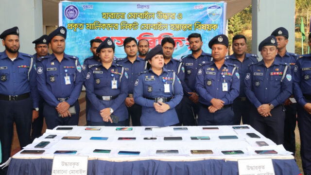 হারানো ৩৩ মোবাইল উদ্ধার খাগড়াছড়ি পুলিশের