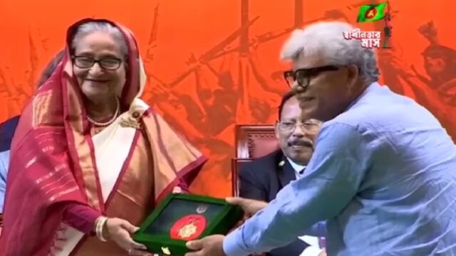 প্রধানমন্ত্রী তুলে দিলেন স্বাধীনতা পুরস্কার