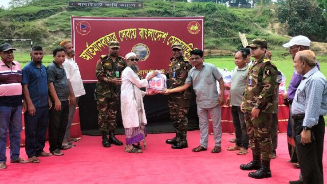 বাঘাইহাট সেনাবাহিনীর ঈদ উপহার বিতরণ