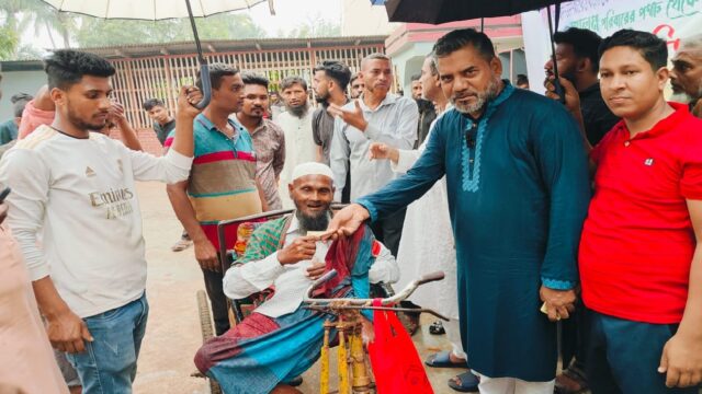 ৪ হাজার মানুষকে ঈদ সামগ্রী ও নগদ অর্থ বিতরণ