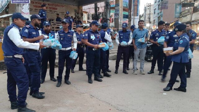 সড়কে কর্তব্যরত ট্রাফিক সদস্যদের সাথে এসপির ইফতার