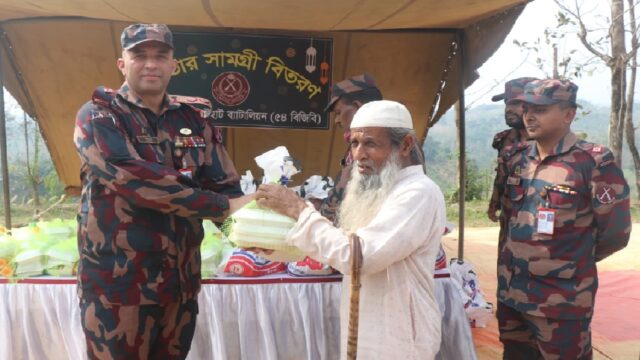 সাজেক ৫৪ বিজিরি‘র ঈদ সামগ্রী বিতরণ