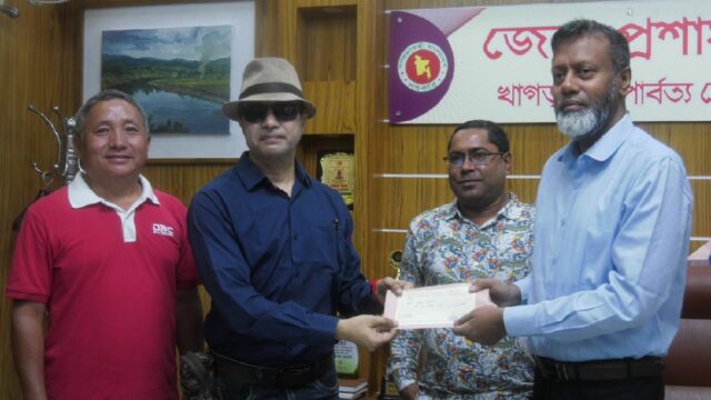 কল্যাণ ট্রাস্টের সাড়ে ৩লক্ষ টাকার চেক পেলো খাগড়াছড়ির ৪ সাংবাদিক