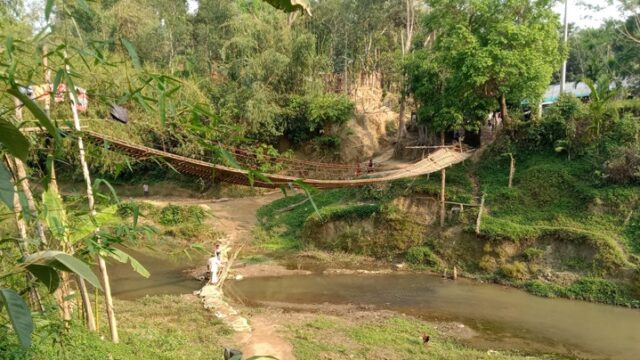 ছয় গ্রামবাসীর ভরসা নড়বড়ে ঝুলন্ত ব্রীজ