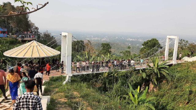 পাহাড়ে পর্যটকের ভীড়