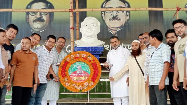 প্রতীক পেয়ে বঙ্গবন্ধুর প্রতিকৃতিতে দিদারুল আলমের শ্রদ্ধা