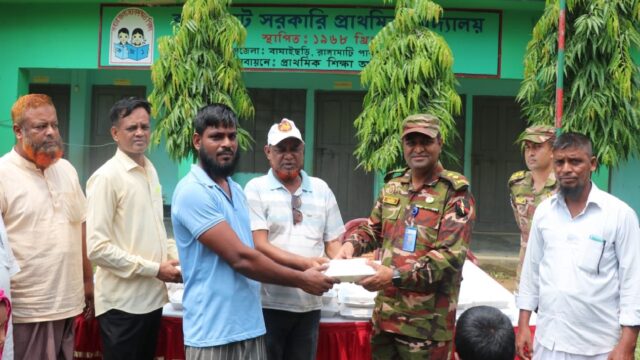 বন্যা দূর্গতদের খাবার সামগ্রী বিতরণ