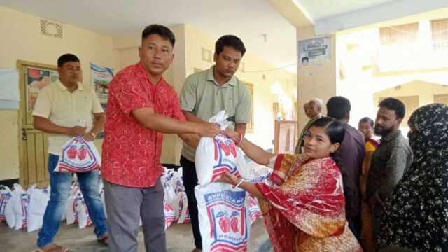 বন্যায় ক্ষতিগ্রস্তদের মাঝে খাদ্য সামগ্রী বিতরণ