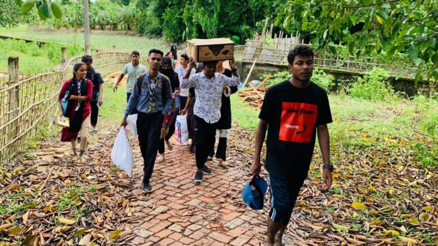 বানভাসী বন্যার্তদের পাশে দাঁড়ালো তারা