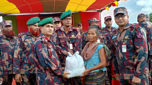 খাগড়াছড়িতে বন্যা দুর্গতদের পাশে ৩২ বিজিবি