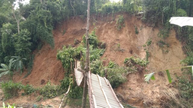 পাহাড় ধ্বসে ভোগান্তিতে এলাকাবাসী